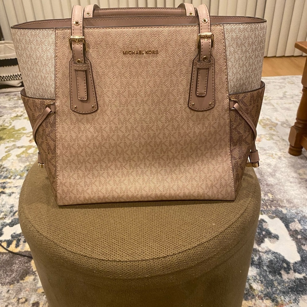 Micheal Kors Voyager Women’s Tote in monogram canvas